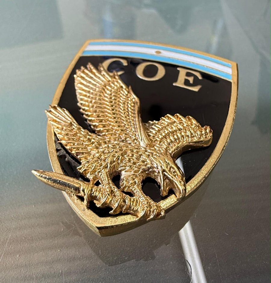 Insignia COE con águila en relieve y esmalte negro